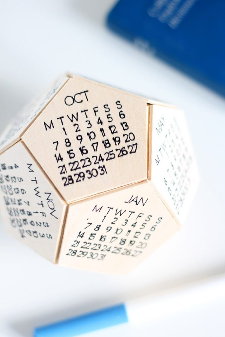 Wooden-Desk-Calendar