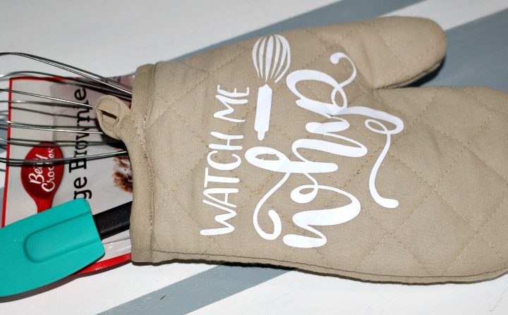 Kitchen-oven-gloves-made-with-Cricut