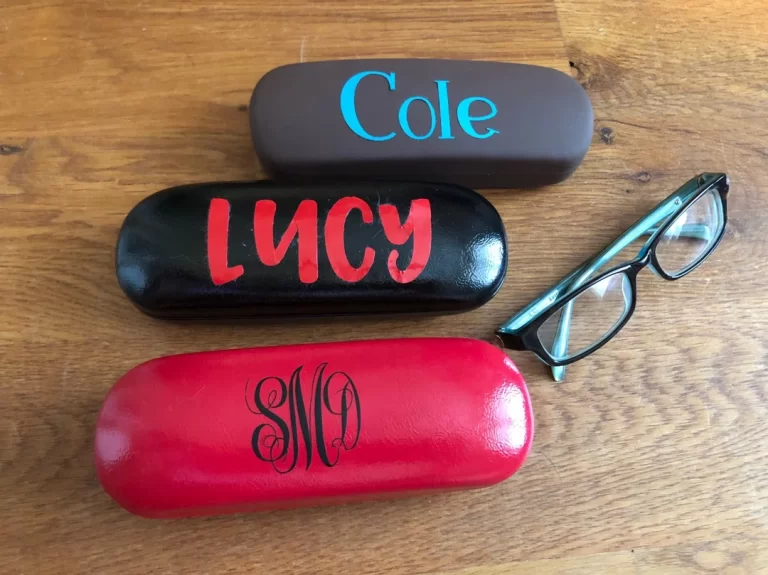 Cricut-Christmas-eyeglass-cover