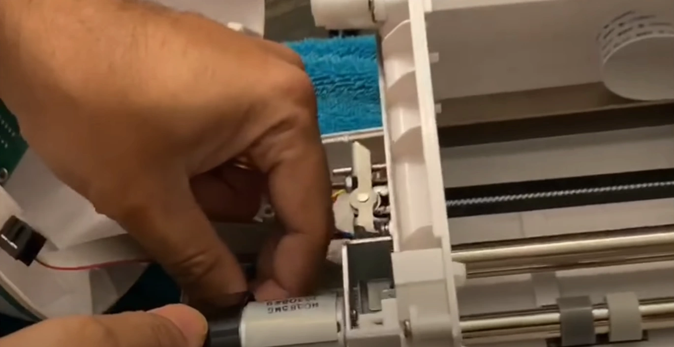 Insert the cable into the motor