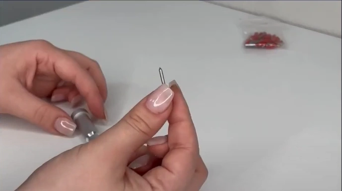 Use the protective cover of the new blade